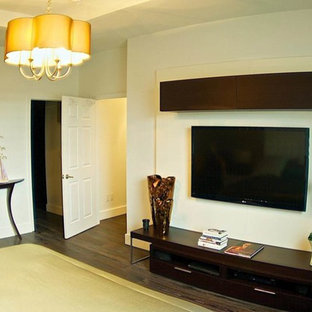 Foto de dormitorio principal, contemporáneo, grande, con paredes beige y suelo de madera pintada
