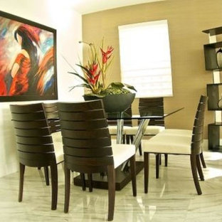 Ejemplo de dormitorio contemporáneo, grande, con paredes beige y suelo de mármol