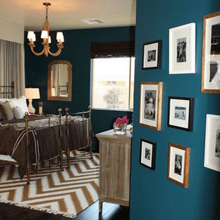 Exemple d'une chambre parentale romantique avec un mur bleu, un sol en bois foncé et un sol marron.
