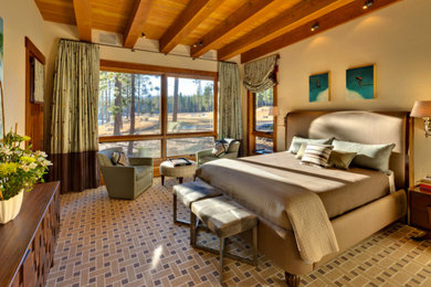 サクラメントにある広いトラディショナルスタイルのおしゃれな主寝室 (ベージュの壁、カーペット敷き、暖炉なし、茶色い床) のインテリア