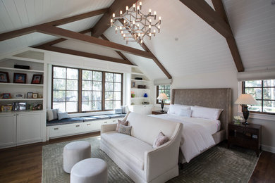 ロサンゼルスにあるカントリー風のおしゃれな寝室 (白い壁、無垢フローリング、茶色い床、グレーとブラウン)