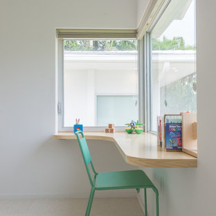 Mittelgroßes Modernes Gästezimmer ohne Kamin mit weißer Wandfarbe, Linoleum und grauem Boden in Miami