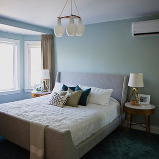 Imagen de dormitorio principal, tradicional renovado, de tamaño medio, sin chimenea, con paredes azules, moqueta y suelo verde
