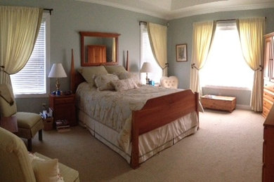 Foto de habitación de invitados clásica renovada de tamaño medio sin chimenea con paredes azules, moqueta y suelo beige