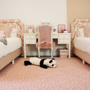 Inredning av ett shabby chic-inspirerat mellanstort sovrum, med vita väggar, heltäckningsmatta och rosa golv