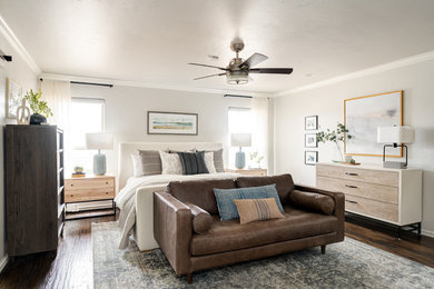 オクラホマシティにあるトランジショナルスタイルのおしゃれな寝室 (グレーの壁、濃色無垢フローリング、茶色い床、グレーとブラウン) のインテリア