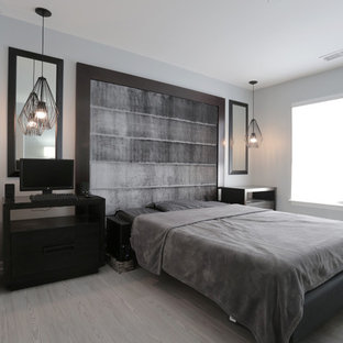 Ejemplo de dormitorio principal, contemporáneo, de tamaño medio, con paredes grises, suelo laminado y suelo gris