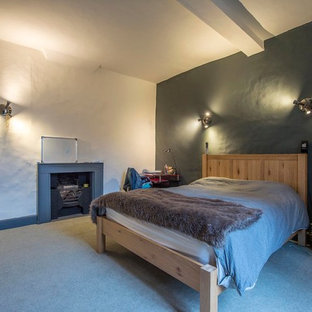 Foto de habitación de invitados de estilo de casa de campo con moqueta, chimenea tradicional y marco de chimenea de metal