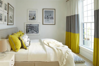 Imagen de dormitorio marinero sin chimenea con paredes blancas