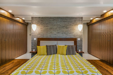 Retro Hauptschlafzimmer mit weißer Wandfarbe und braunem Holzboden in Austin