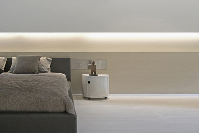 Diseño de dormitorio principal contemporáneo de tamaño medio con paredes beige y suelo laminado