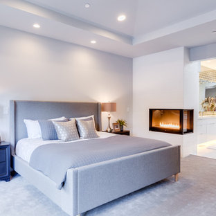 Mittelgroßes Modernes Hauptschlafzimmer mit weißer Wandfarbe, Teppichboden, Eckkamin, gefliester Kaminumrandung und grauem Boden in Seattle