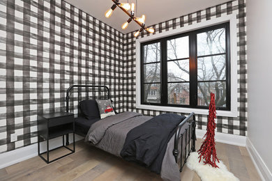 Ejemplo de dormitorio rural con paredes grises, suelo de madera en tonos medios y suelo marrón