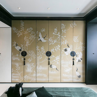 Aménagement d'une grand chambre parentale asiatique avec un mur multicolore, un sol en carrelage de céramique et un sol blanc.
