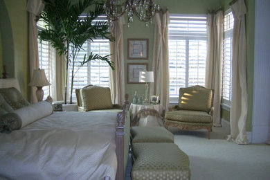 Imagen de dormitorio principal tradicional renovado de tamaño medio con paredes verdes, moqueta y suelo beige