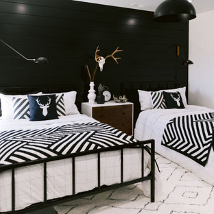 Großes Uriges Schlafzimmer mit weißer Wandfarbe, Teppichboden, grauem Boden und Holzdielenwänden in Boise