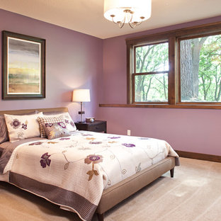 Idées déco pour une chambre classique de taille moyenne avec un mur violet, aucune cheminée et un sol violet.