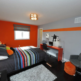 Imagen de dormitorio moderno, de tamaño medio, sin chimenea, con parades naranjas, suelo de madera oscura y suelo marrón