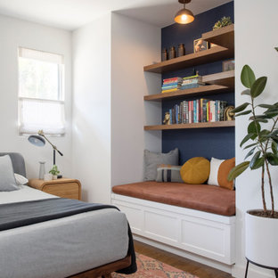 Ejemplo de dormitorio principal, retro, sin chimenea, con paredes blancas, suelo de madera en tonos medios y suelo marrón