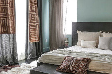 Inspiration för ett mellanstort funkis sovrum, med blå väggar