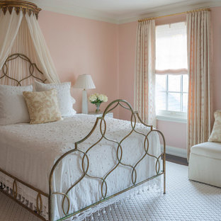 Mittelgroßes Klassisches Gästezimmer mit rosa Wandfarbe und dunklem Holzboden in Jacksonville