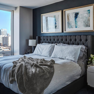 Foto de dormitorio principal, actual, de tamaño medio, con paredes azules, suelo de madera en tonos medios y suelo gris