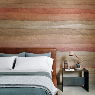 Mediterranes Schlafzimmer mit Kalkstein, bunten Wänden und grauem Boden in Sonstige