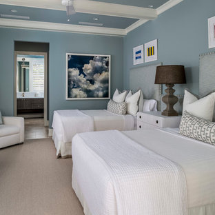 Modelo de habitación de invitados clásica renovada, de tamaño medio, con paredes azules, suelo de travertino y suelo beige