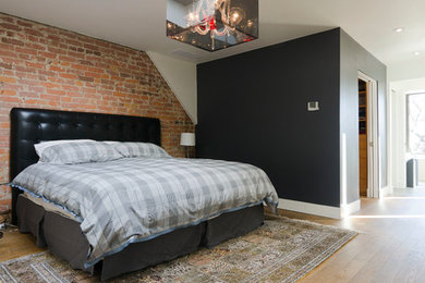 Imagen de dormitorio contemporáneo con paredes multicolor y suelo de madera clara