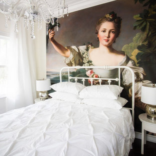 Shabby-Look Schlafzimmer mit bunten Wänden und dunklem Holzboden in Miami