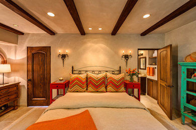 Modelo de dormitorio mediterráneo sin chimenea con paredes beige