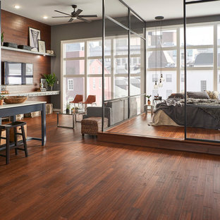 Foto de dormitorio tipo loft, moderno, con suelo de bambú y suelo marrón