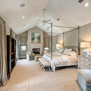 Imagen de dormitorio principal con paredes grises y suelo de madera en tonos medios