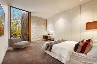 Cette photo montre une grande chambre avec moquette moderne avec un mur blanc.