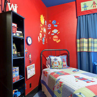 Diseño de dormitorio contemporáneo, de tamaño medio, con paredes rojas y moqueta