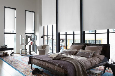 Diseño de dormitorio contemporáneo grande sin chimenea con paredes blancas y suelo de madera en tonos medios