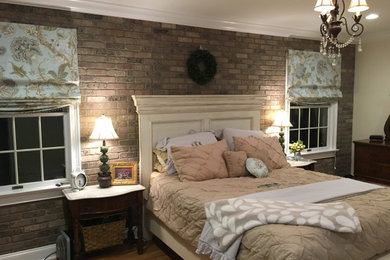 ニューヨークにある中くらいなトランジショナルスタイルのおしゃれな主寝室 (白い壁、淡色無垢フローリング、ベージュの床) のインテリア