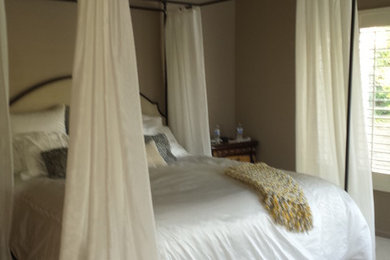 Пример оригинального дизайна: хозяйская спальня среднего размера в стиле неоклассика (современная классика) с серыми стенами, ковровым покрытием, стандартным камином и фасадом камина из камня