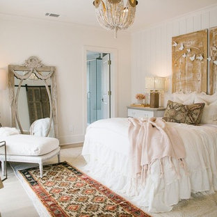 Foto di una camera da letto shabby-chic style con pareti bianche
