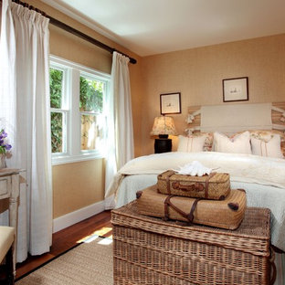 Shabby-Chic Schlafzimmer mit beiger Wandfarbe und dunklem Holzboden in Los Angeles