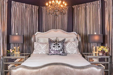 Immagine di una camera matrimoniale classica con pareti viola e parquet chiaro