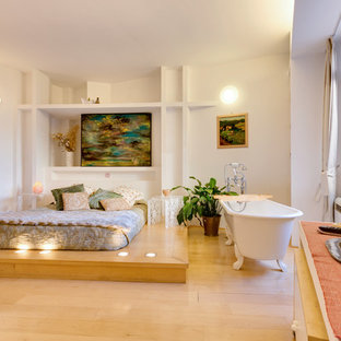 Idee per una camera da letto stile loft minimal di medie dimensioni con pareti bianche, parquet chiaro e pavimento beige