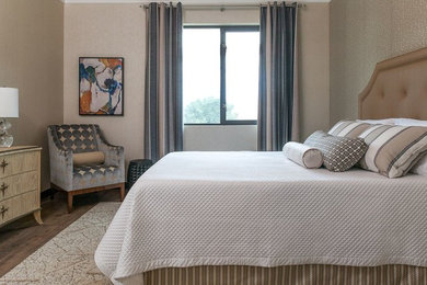 Modelo de habitación de invitados clásica renovada de tamaño medio con paredes beige y suelo de madera oscura