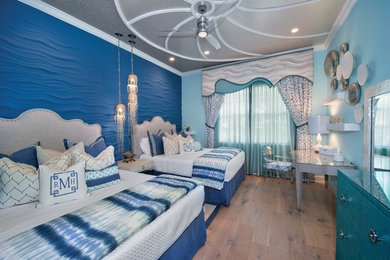 マイアミにある広いビーチスタイルのおしゃれな客用寝室 (青い壁、淡色無垢フローリング) のレイアウト