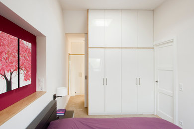 Imagen de dormitorio actual con moqueta