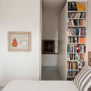Modelo de dormitorio principal, actual, de tamaño medio, sin chimenea, con paredes blancas, suelo vinílico y suelo azul