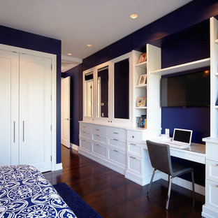 Imagen de dormitorio contemporáneo, sin chimenea, con paredes azules y suelo de madera oscura
