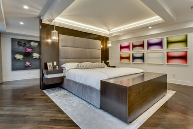 ニューヨークにある広いトランジショナルスタイルのおしゃれな主寝室 (白い壁、無垢フローリング)