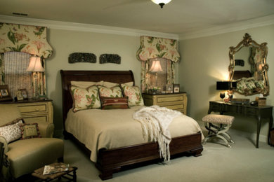 Diseño de dormitorio principal clásico de tamaño medio sin chimenea con paredes grises y moqueta