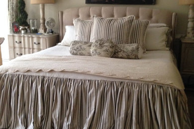 Bedroom - mid-sized traditional master carpeted bedroom idea in Atlanta with gray walls